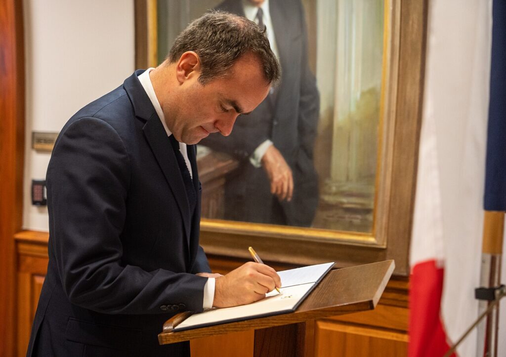 France’s PM Pushes Through 2026 Budget