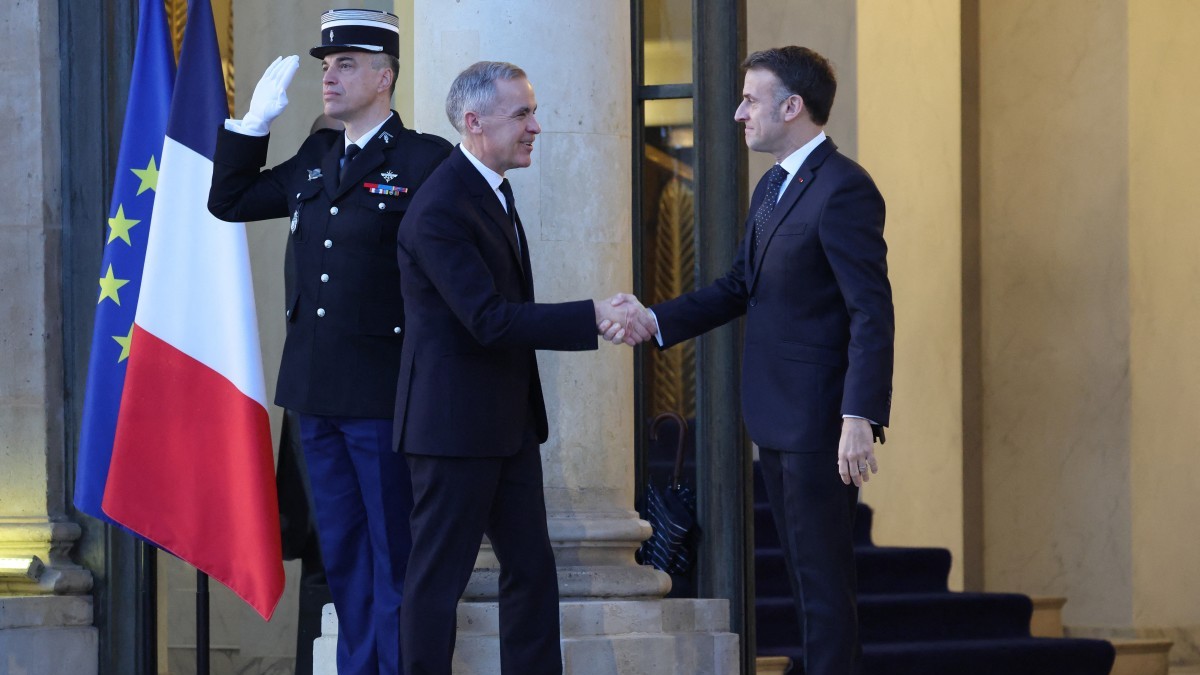 France’s President Emmanuel Macron (R) welcomes Canada’s Prime Minister Mark Carney at The Élysée Presidential Palace in Paris on January 6, 2026, prior to the Coalition of the Willing summit on security guarantees for Ukraine.
