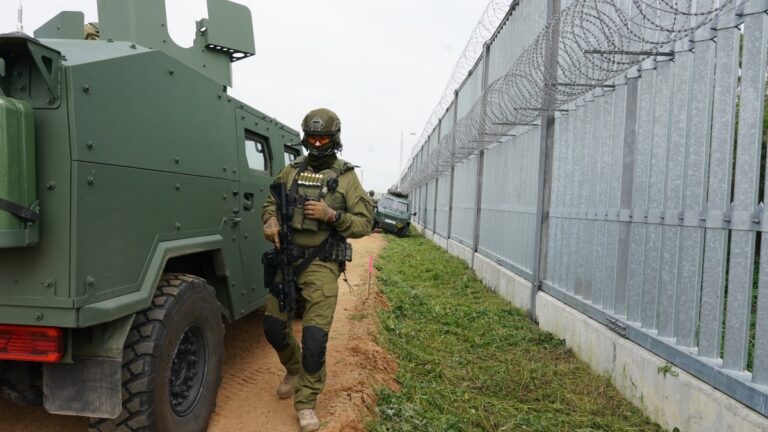 Polish border guards secure the area before Polish Prime Minister Donald Tusk and European Commission President Ursula von der Leyen visit the fence at the Poland-Belarus border on August 25, 2025 in Krynki, eastern Poland.