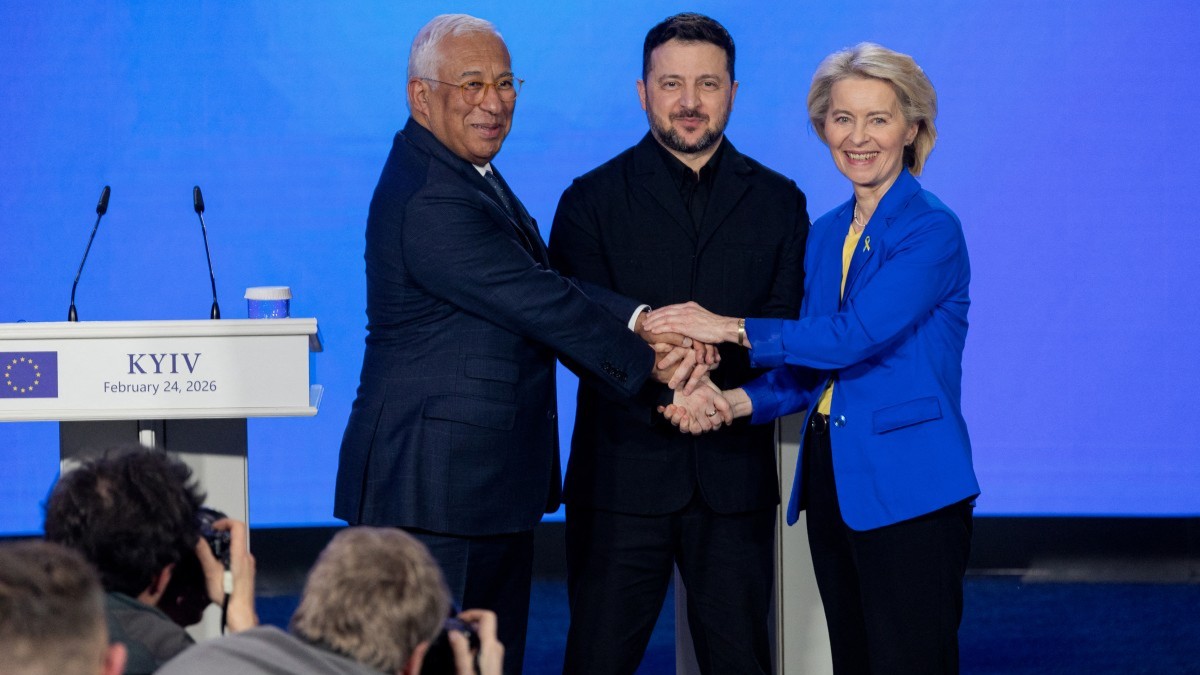 European Council President António Costa (L), Ukraine’s President Volodymyr Zelensky (C) and the President of the European Commission Ursula von der Leyen (R) pose for a photo during a press conference in Kyiv on February 24, 2026.