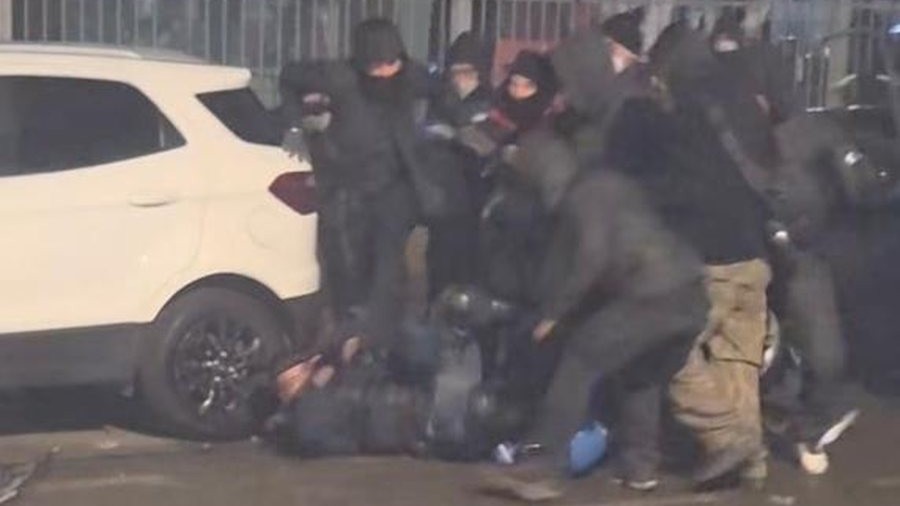 Screenshot of the video showing the assault on the Italian police officer in Turin on January 31, 2026