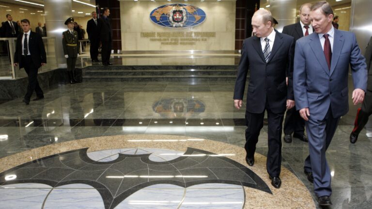 Russian President Vladimir Putin visits the new headquarters of the Russian military intelligence agency GRU on November 7, 2006