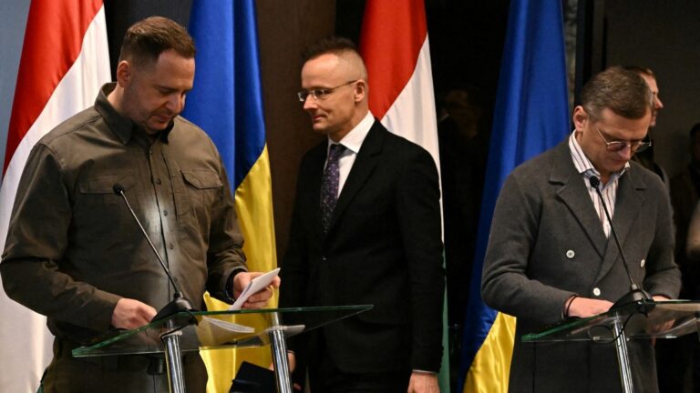 Hungarian Foreign Minister Péter Szijjártó (L) at a press conference with his Ukrainian counterpart Dmytro Kuleba (R) and Ukrainian presidential chief of staff Andriy Jermak (C) in Verkhovyna, on January 29, 2024