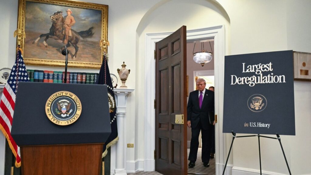 U.S. President Donald Trump arrives before announcing the repealing of the „endangerment finding” in the Roosevelt Room of the White House in Washington, D.C. on February 12, 2026.