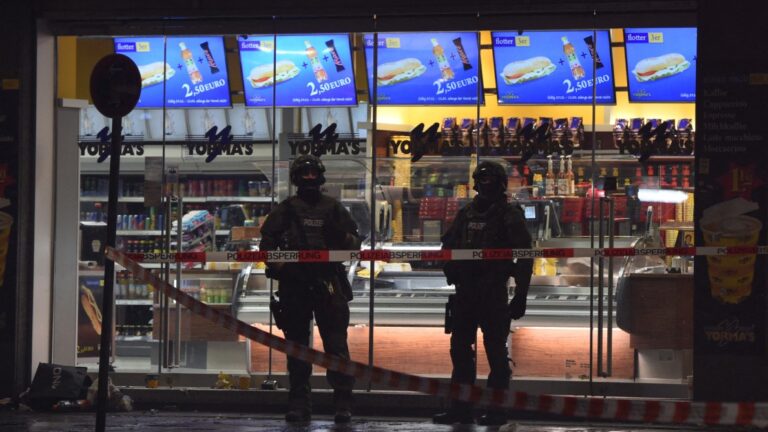 Police officers guard the entrance to the closed central station in Munich on January 1, 2016, after indications that a terror attack was being planned for New Year's Eve.