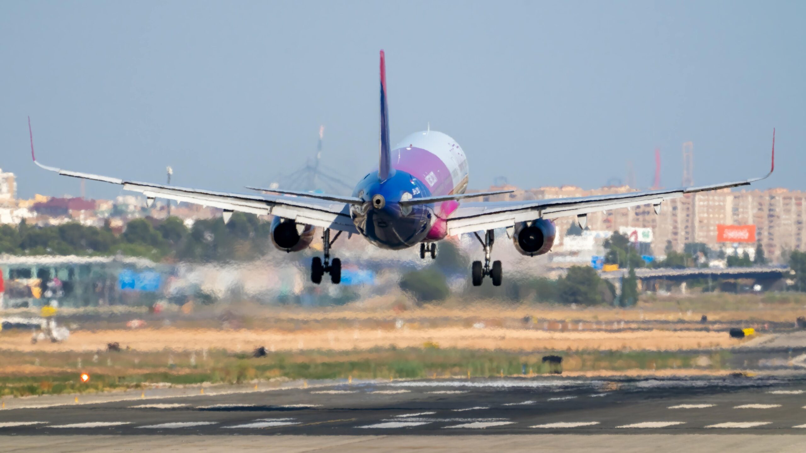 Plane landing at Spanish airport (Pexels)