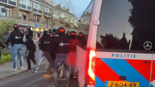 Screenshot of a video from Ongehoord Nederland TV showing police cracking dowen on protesters in Loosdrecht
