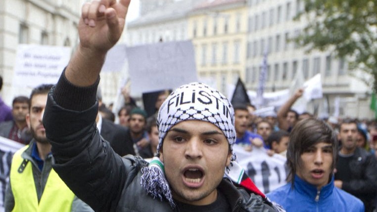 Muslims protest infront of the U.S. embassy on September 22, 2012 in Vienna.