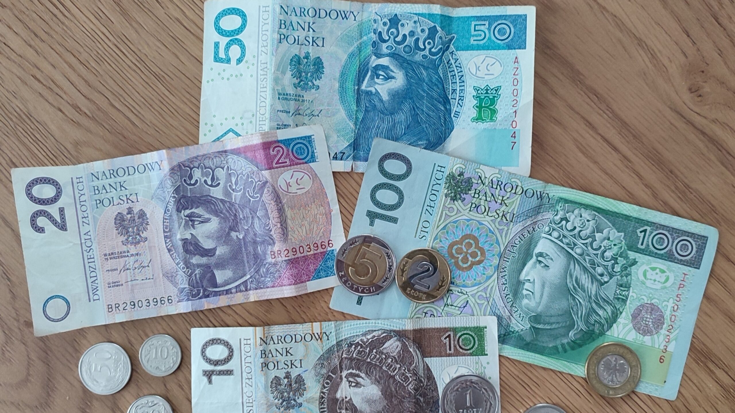 Polish złoty banknotes and groszy coins