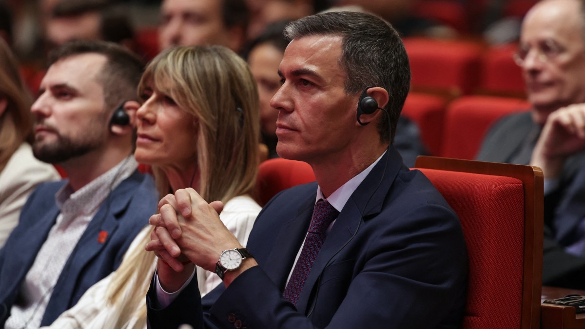 Spain’s Prime Minister Pedro Sánchez (R) and his wife Begoña Gomez listen to a speech as they visit Tsinghua University in Beijing on April 13, 2026.