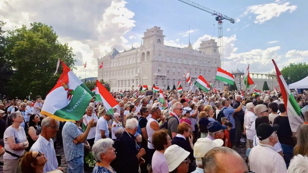 Thousands Protest in Budapest Against Migration Pact and Purging of State Institutions