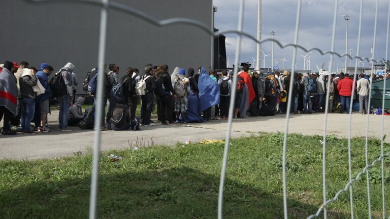 A line of Syrian refugees crossing the border of Hungary and Austria on their way to Germany on September 6, 2015