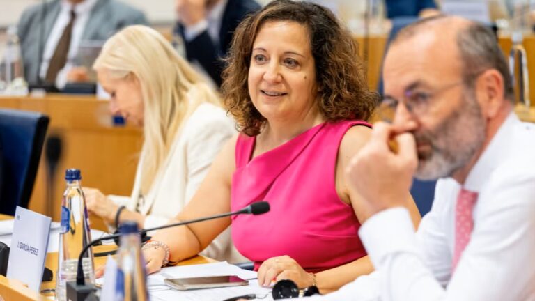 S&D chair Iratxe García Pérez (center) and EPP chair Manfred Weber (right) at Wednesday’s COP meeting