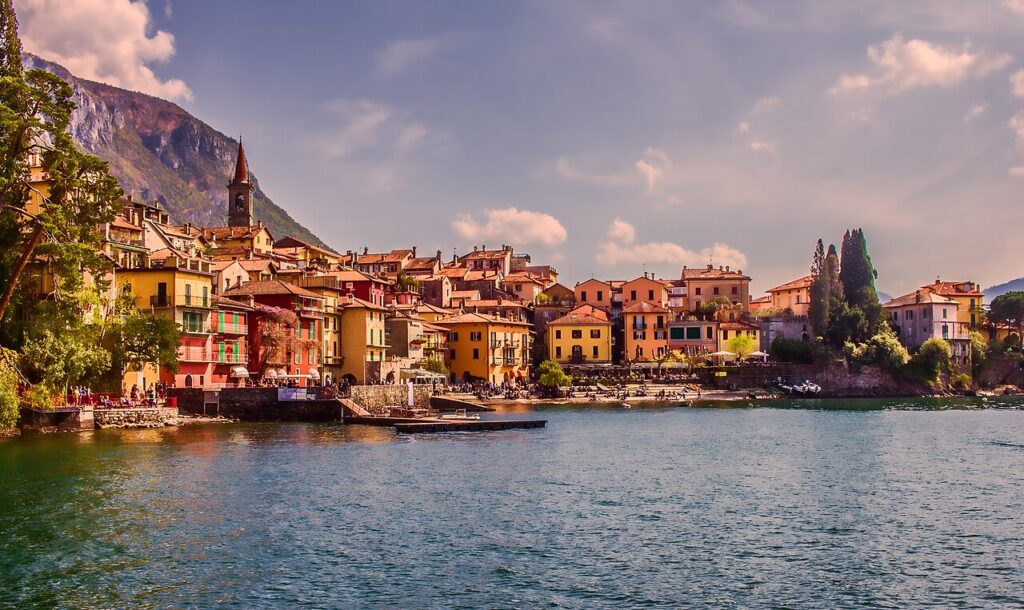 Lake Como Village Bans Shirtless Tourists