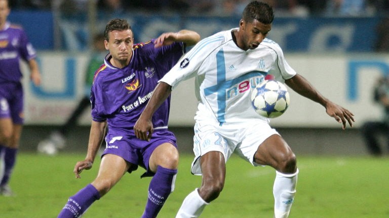 Marseille’s defender Habib Beye (R) vies with Antwerp’s midfielder Karel Snoeckx (L), during their UEFA Cup first round second leg football match on 29 september 2005, at the Vélodrome stadium in Marseille.
