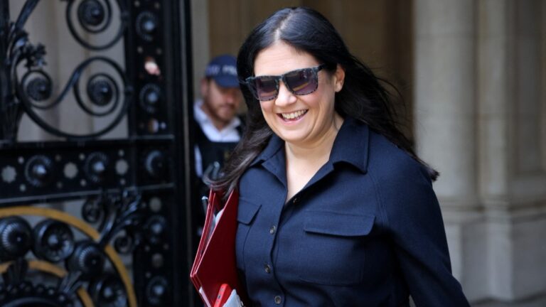 Britain’s Culture Secretary Lisa Nandy arrives at 10 Downing Street in central London on June 23, 2026, to attend a cabinet meeting.