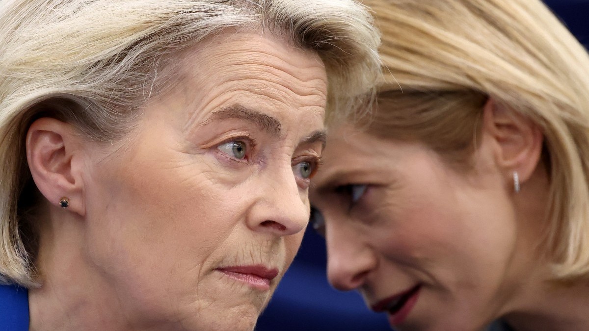 European Commission President Ursula von der Leyen (L) speaks with EU's High Representative for Foreign Affairs and Security Policy Kaja Kallas ahead of a debate on the conclusion of the European Council meeting of 18-19 December 2025, at the European Parliament in Strasbourg, eastern France, on January 21, 2026.